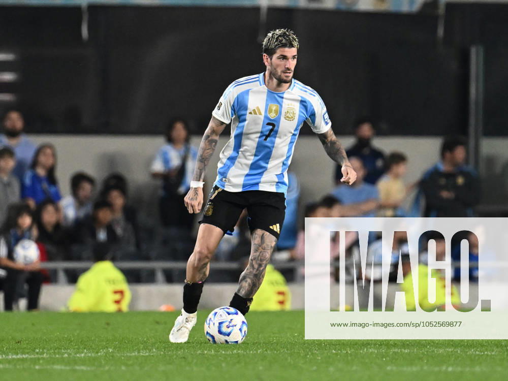 BUENOS AIRES, ARGENTINA - OCTOBER 15:Rodrigo De Paul of Argentina Controls the ball during a match between Argentina Vs Bolivia as part of World Cup 2026 Qualifiers at Estadio Mas Monumental on October 15, 2024 in BuenosAires, Argentina. Buenos Aires Buenos Aires Argentina