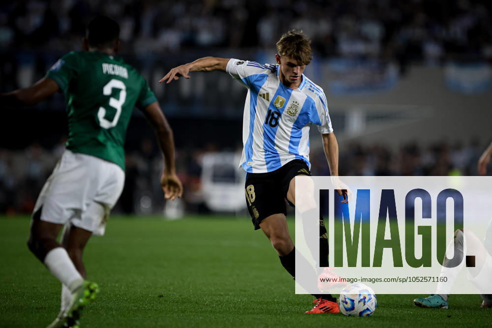 Nicolas Paz of Argentina (R) seen in action during the match between Argentina and Bolivia as part of FIFA World Cup, WM, Weltmeisterschaft, Fussball 2026 Qualifiers at Estadio Mas Monumental, on October 15 2024 in Buenos Aires, Argentina Buenos Aires Argentina - ZUMAt163 20241015_zsp_t163_012