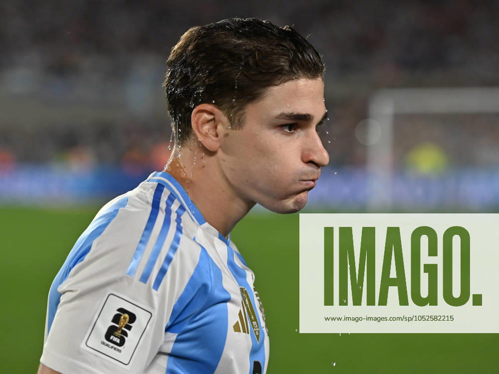 BUENOS AIRES, ARGENTINA - OCTOBER 15:Julian Alvarez of Argentina hydrates previous a match between Argentina Vs Bolivia as part of World Cup 2026 Qualifiers at Estadio Mas Monumental on October 15, 2024 in BuenosAires, Argentina. Buenos Aires Buenos Aires Argentina
