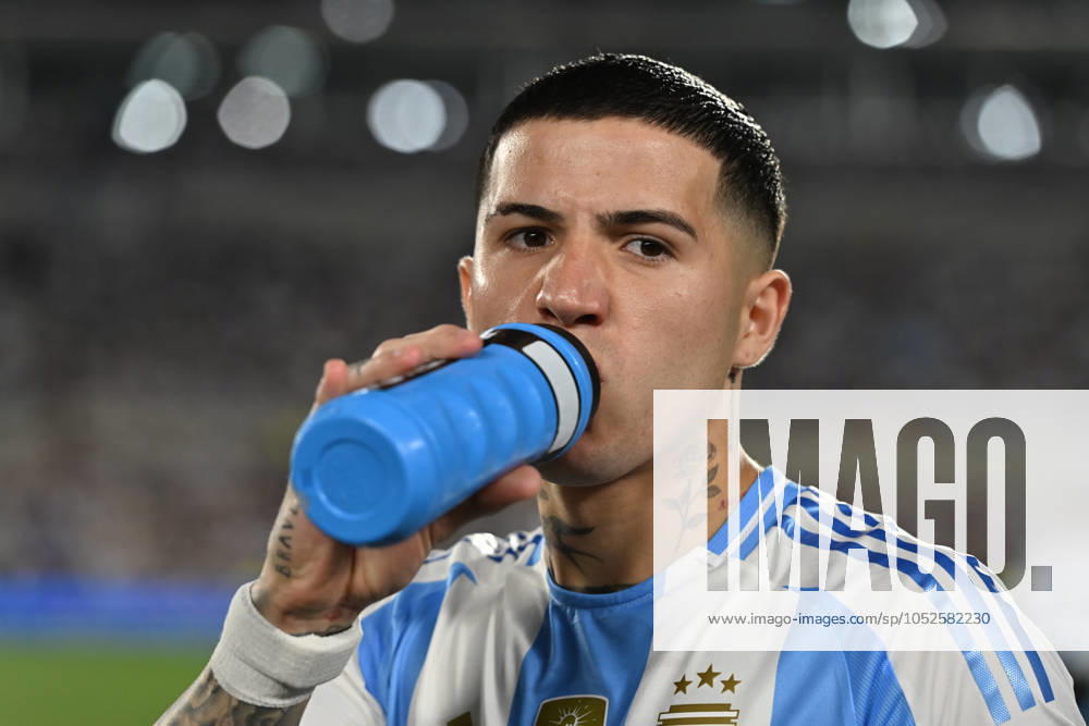 BUENOS AIRES, ARGENTINA - OCTOBER 15:Enzo Fernandez of Argentina hydrates previous a match between Argentina Vs Bolivia as part of World Cup 2026 Qualifiers at Estadio Mas Monumental on October 15, 2024 in BuenosAires, Argentina. Buenos Aires Buenos Aires Argentina