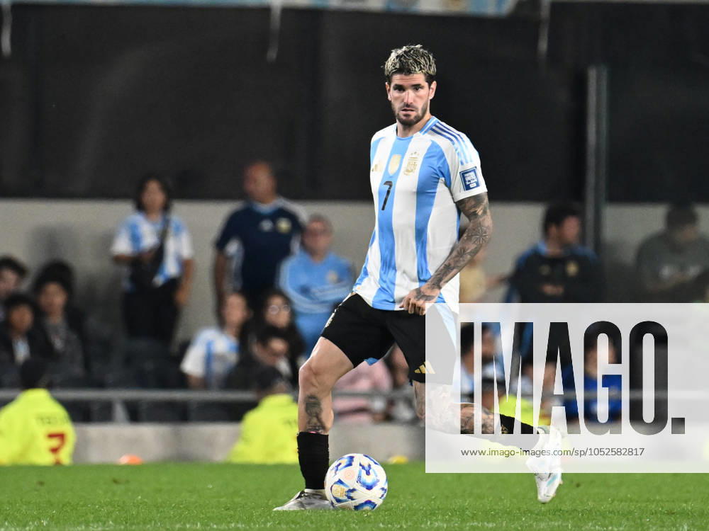 BUENOS AIRES, ARGENTINA - OCTOBER 15:Rodrigo De Paul of Argentina Controls the ball during a match between Argentina Vs Bolivia as part of World Cup 2026 Qualifiers at Estadio Mas Monumental on October 15, 2024 in BuenosAires, Argentina. Buenos Aires Buenos Aires Argentina