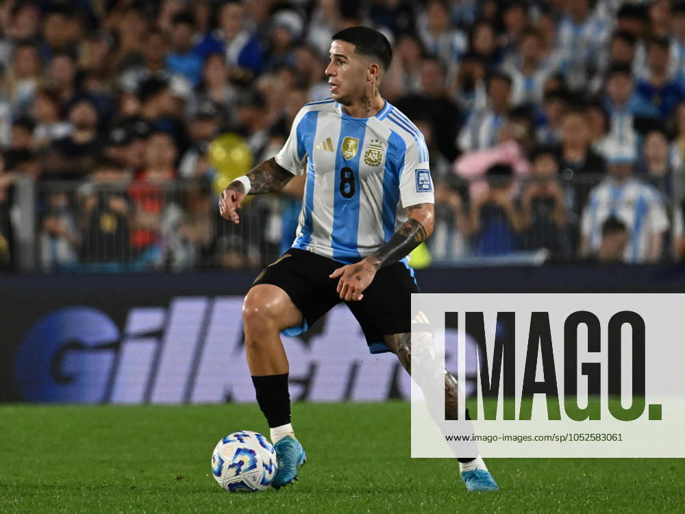 BUENOS AIRES, ARGENTINA - OCTOBER 15:Enzo Fernandez of Argentina Controls the ball during a match between Argentina Vs Bolivia as part of World Cup 2026 Qualifiers at Estadio Mas Monumental on October 15, 2024 in BuenosAires, Argentina. Buenos Aires Buenos Aires Argentina