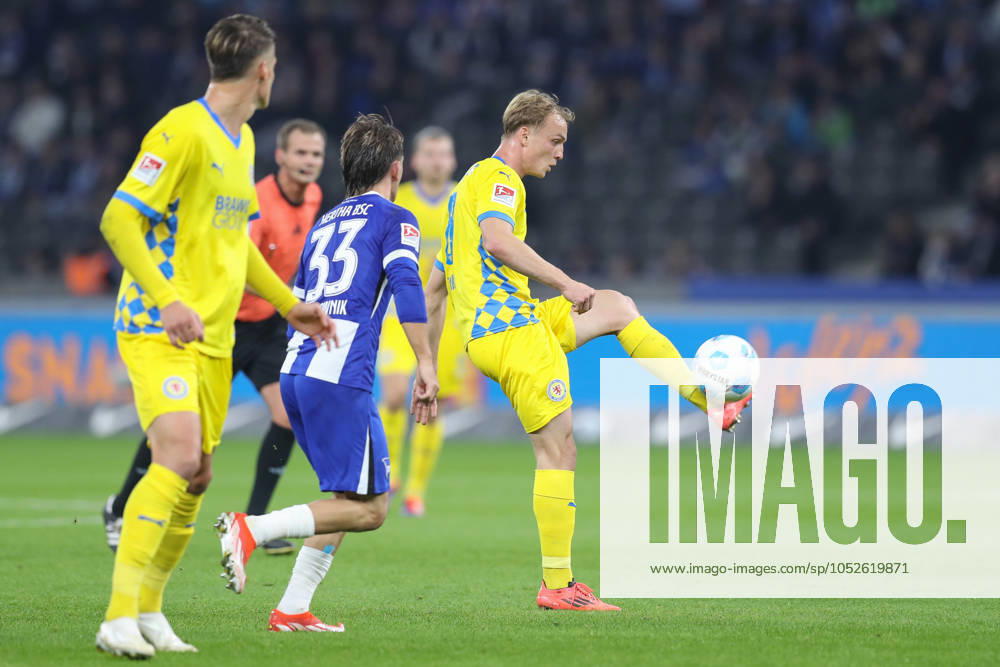 Fussball - 2.Bundesliga, Hertha BSC Berlin - Eintracht Braunschweig, v.l. Niklas Tauer (Braunschweig, 8) am Ball, plays the ball Berlin