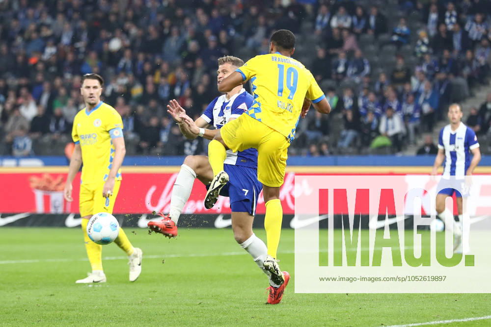 Fussball - 2.Bundesliga, Hertha BSC Berlin - Eintracht Braunschweig, v.l. Florian Niederlechner (Hertha, 7), Leon Bell Bell (Braunschweig, 19) Zweikampf, Duell, Kampf, tackle Berlin