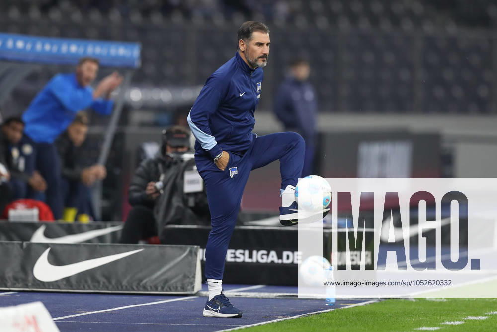 Fussball - 2.Bundesliga, Hertha BSC Berlin - Eintracht Braunschweig, v.l. Cristian Fiel (Hertha, Trainer) am Ball, plays the ball Berlin