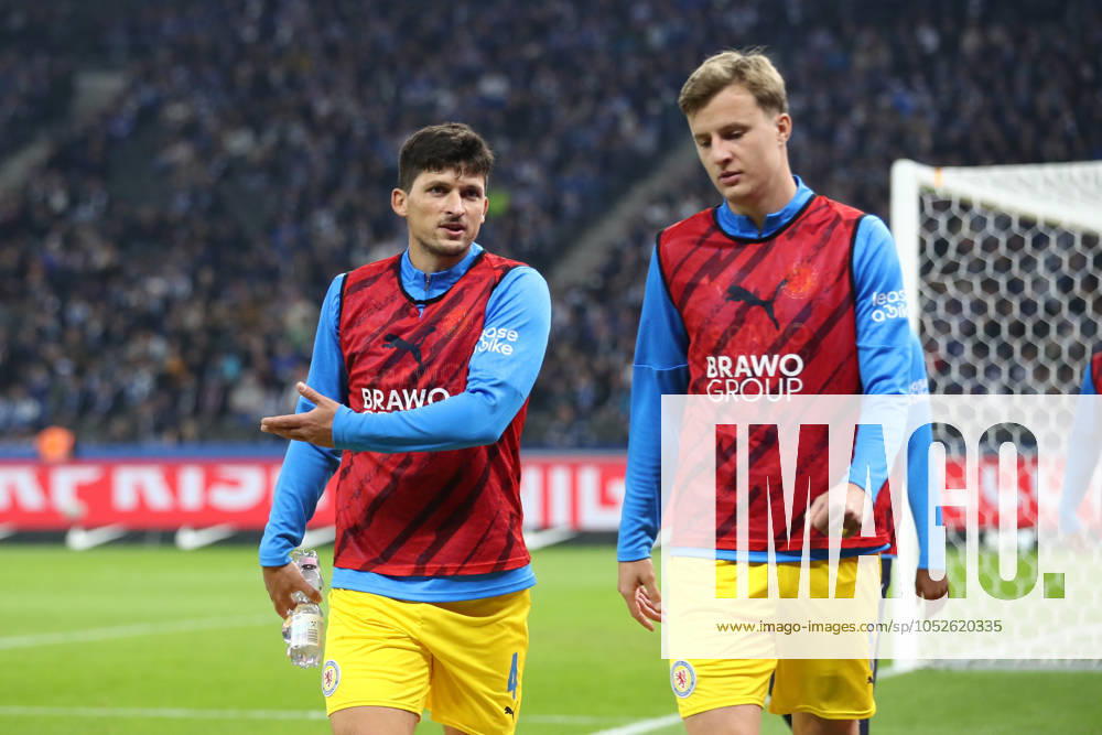 Fussball - 2.Bundesliga, Hertha BSC Berlin - Eintracht Braunschweig, v.l. Jannis Nikolaou (Braunschweig, 4). Robert Ivanov (Braunschweig, 5) Zweikampf, Duell, Kampf, tackle Berlin