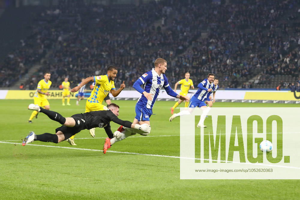 Fussball - 2.Bundesliga, Hertha BSC Berlin - Eintracht Braunschweig, v.l. Michael Cuisance (Hertha, 27) und Lennart Grill (Braunschweig, 1) Zweikampf, Duell, Kampf, tackle Berlin