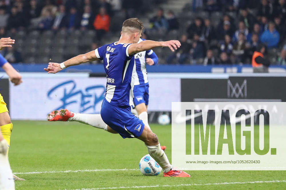 Fussball - 2.Bundesliga, Hertha BSC Berlin - Eintracht Braunschweig, v.l. Florian Niederlechner (Hertha, 7) trifft zum 3:1 Berlin