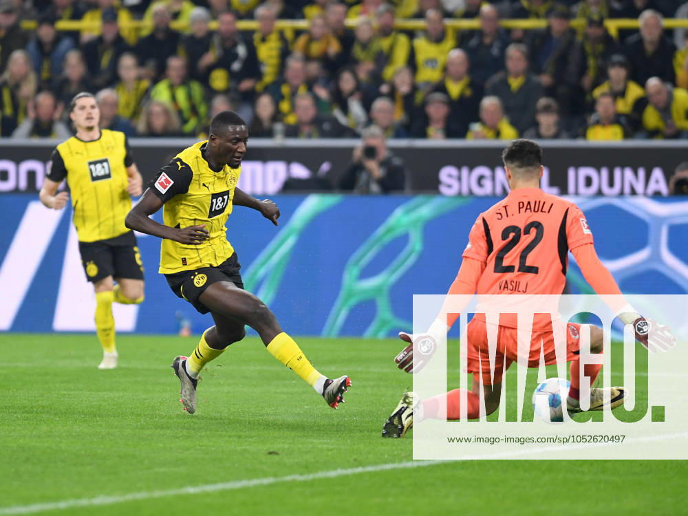 Serhou Guirassy (Borussia Dortmund) und Torwart Nikola Vasilj (FC St. Pauli) im Zweikampf waehrend des Spiels der 1. Bundesliga zwischen Borussia Dortmund und FC St. Pauli 1910, SIGNAL IDUNA PARK am 18. October 2024 in Dortmund, Deutschland. (Foto von Ralf Treese DeFodi Images) +++ Serhou Guirassy (Borussia Dortmund) und Torwart Nikola Vasilj (FC St. Pauli) battle for the ball during the Bundesliga match between Borussia Dortmund and FC St. Pauli 1910 at Signal Iduna Park on October 18, 2024 in Dortmund, Germany. (Photo by Ralf Treese DeFodi Images) DFL regulations prohibit any use of photographs as image sequences and or quasi-video. not used in POL SRB CRO FRA GBR NED ITA USA Defodi-521_BVBSTP20241018_011