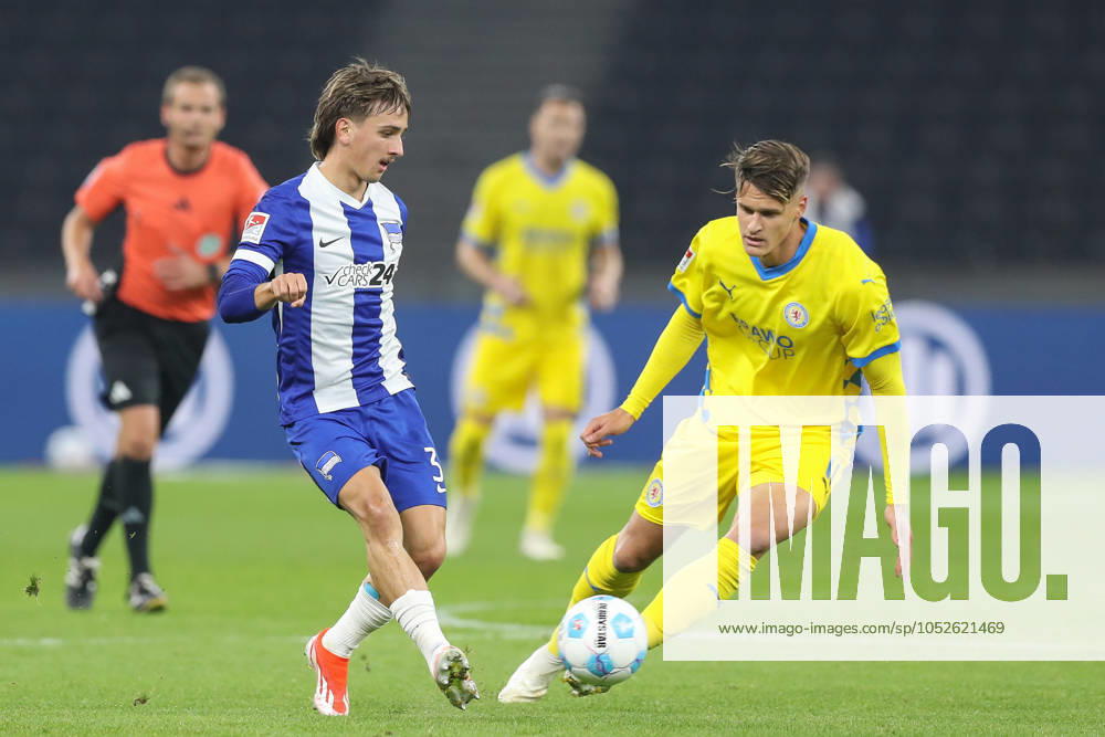 Fussball - 2.Bundesliga, Hertha BSC Berlin - Eintracht Braunschweig, v.l. Michal Karbownik (Hertha, 33), Levente Szabo (Braunschweig, 11) Zweikampf, Duell, Kampf, tackle Berlin