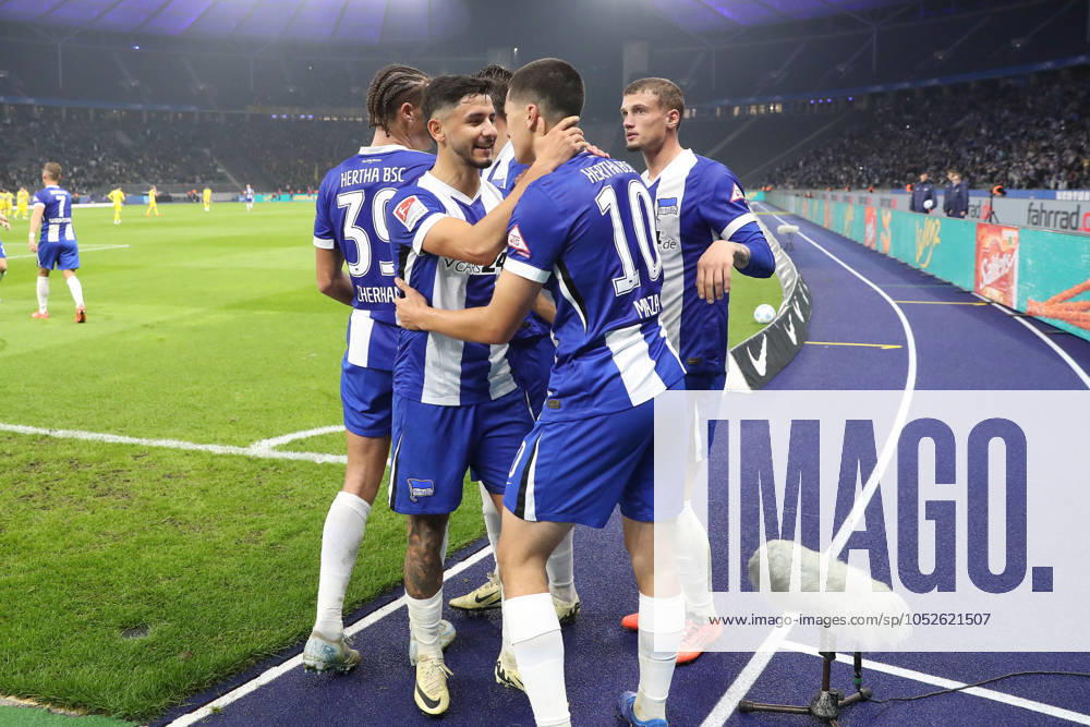 Fussball - 2.Bundesliga, Hertha BSC Berlin - Eintracht Braunschweig, v.l. Jubel nach dem 2:1 durch Ibrahim Maza (Hertha, 10) Berlin