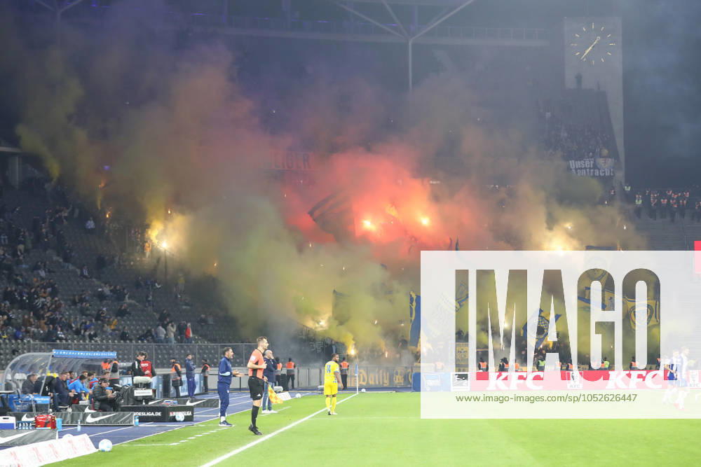 Fussball - 2.Bundesliga, Hertha BSC Berlin - Eintracht Braunschweig, v.l. Symbolfoto, Symbolbild, Fans, Zuschauer, Publikum, Rauch, Nebel, Pyro, Pyrotechnik Berlin