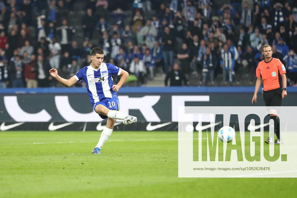 Fussball - 2.Bundesliga, Hertha BSC Berlin - Eintracht Braunschweig, v.l. Ibrahim Maza (Hertha, 10) trifft per Elfmeter zum 2:1 Berlin