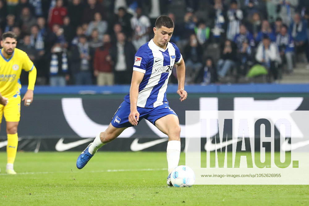 Fussball - 2.Bundesliga, Hertha BSC Berlin - Eintracht Braunschweig, v.l. Ibrahim Maza (Hertha, 10) trifft per Elfmeter zum 2:1 Berlin