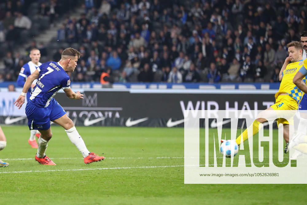 Fussball - 2.Bundesliga, Hertha BSC Berlin - Eintracht Braunschweig, v.l. Florian Niederlechner (Hertha, 7) trifft zum 3:1 Berlin