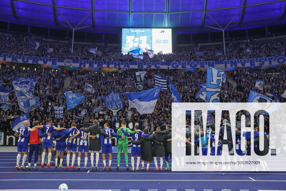 Fussball - 2.Bundesliga, Hertha BSC Berlin - Eintracht Braunschweig, v.l. Hertha Jubel ueber den Sieg, Jubel nach Spielende Berlin