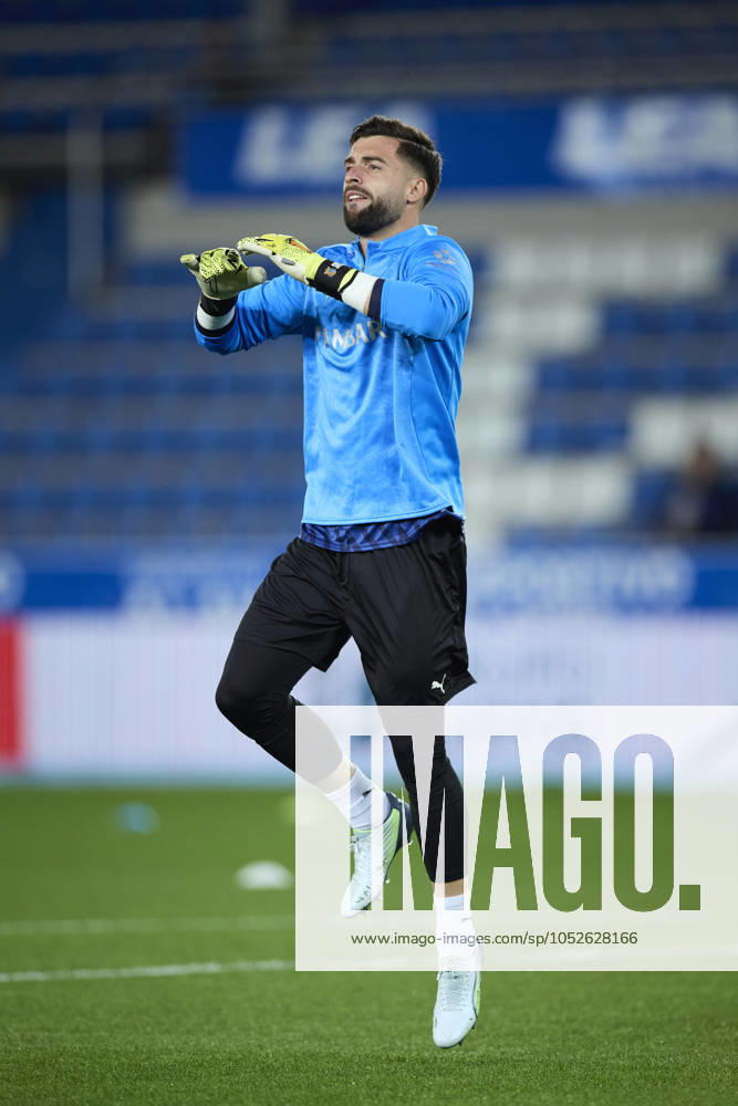 Antonio Sivera of Deportivo Alaves warms up during the LaLiga EA Sports match between Deportivo Alaves and Real Valladolid CF at Mendizorrotza on October 18, 2024, in Vitoria, Spain. Vitoria SPAIN - ZUMAa181 20241018_zaa_a181_102