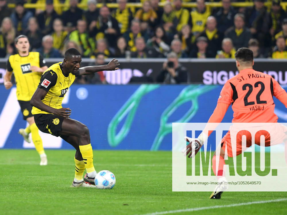 Serhou Guirassy (Borussia Dortmund) und Torwart Nikola Vasilj (FC St. Pauli) im Zweikampf waehrend des Spiels der 1. Bundesliga zwischen Borussia Dortmund und FC St. Pauli 1910, SIGNAL IDUNA PARK am 18. October 2024 in Dortmund, Deutschland. (Foto von Ralf Treese DeFodi Images) +++ Serhou Guirassy (Borussia Dortmund) und Torwart Nikola Vasilj (FC St. Pauli) battle for the ball during the Bundesliga match between Borussia Dortmund and FC St. Pauli 1910 at Signal Iduna Park on October 18, 2024 in Dortmund, Germany. (Photo by Ralf Treese DeFodi Images) DFL regulations prohibit any use of photographs as image sequences and or quasi-video. not used in POL SRB CRO FRA GBR NED ITA USA Defodi-521_BVBSTP20241018_059