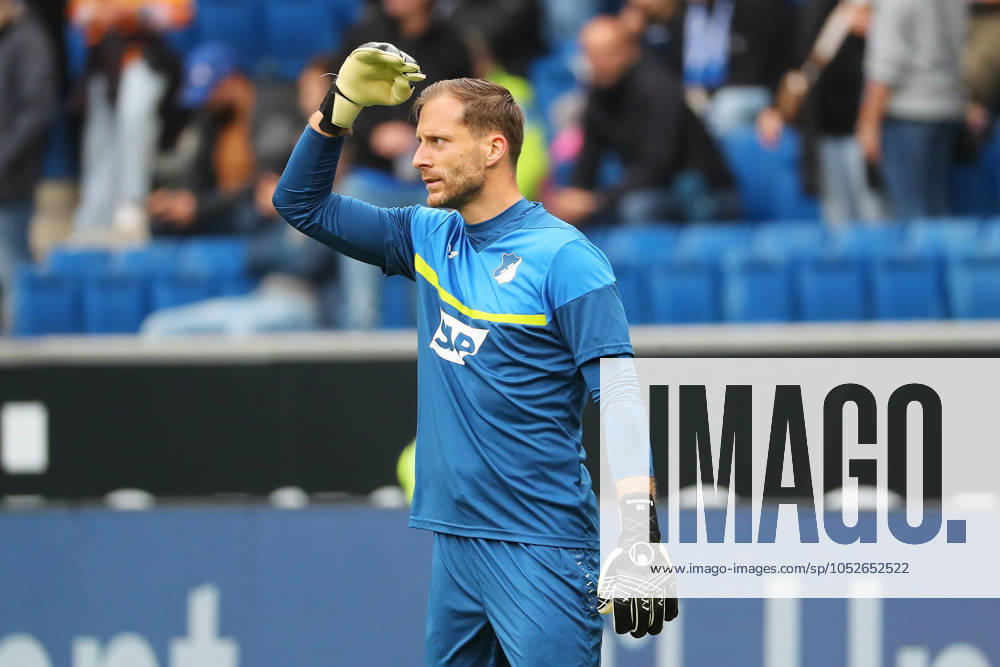 Fussball 1.Bundesliga, TSG 1899 Hoffenheim - VfL Bochum, v.l. Torwart Oliver Baumann (TSG 1899 Hoffenheim) warms up, beim Aufwaermen Sinsheim