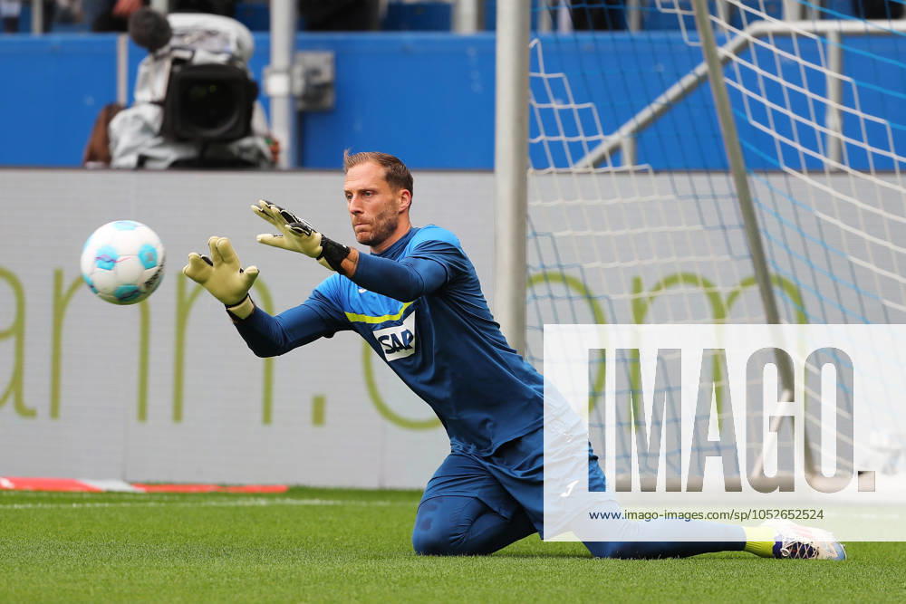 Fussball 1.Bundesliga, TSG 1899 Hoffenheim - VfL Bochum, v.l. Torwart Oliver Baumann (TSG 1899 Hoffenheim) warms up, beim Aufwaermen Sinsheim