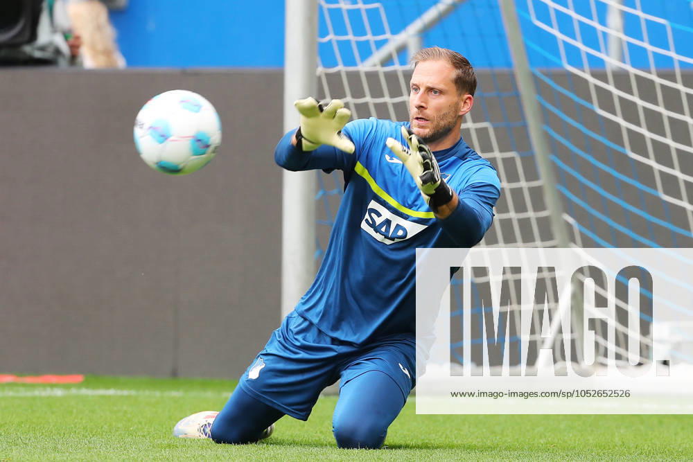 Fussball 1.Bundesliga, TSG 1899 Hoffenheim - VfL Bochum, v.l. Torwart Oliver Baumann (TSG 1899 Hoffenheim) warms up, beim Aufwaermen Sinsheim