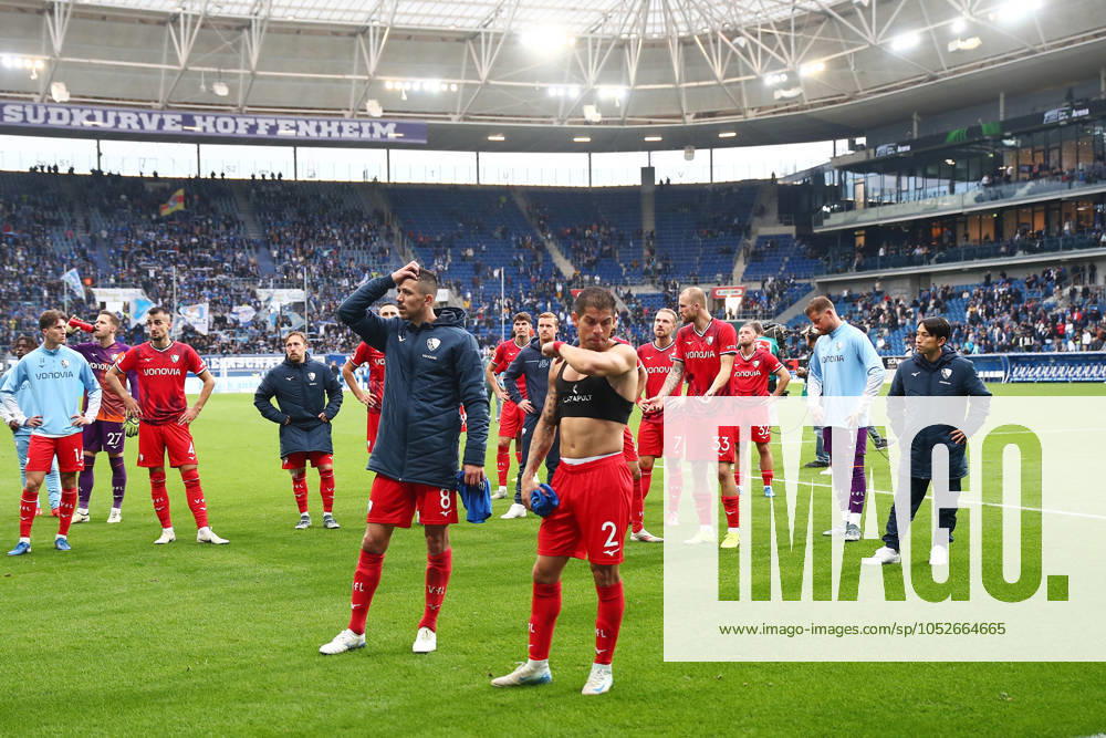 Fussball 1.Bundesliga, TSG 1899 Hoffenheim - VfL Bochum, v.l. Mannschaft VfL Bochum nach dem Spiel, after the match enttaeuscht, enttaeuscht schauend, dissapointed Sinsheim