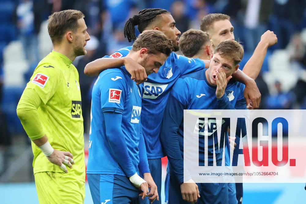 Fussball 1.Bundesliga, TSG 1899 Hoffenheim - VfL Bochum, v.l. Mannschaft TSG Hoffenheim nach dem Spiel, after the match Sinsheim