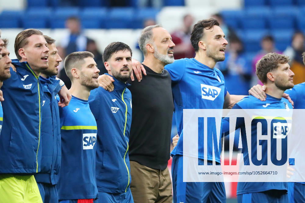 Fussball 1.Bundesliga, TSG 1899 Hoffenheim - VfL Bochum, v.l. Mannschaft TSG Hoffenheim nach dem Spiel, after the match Trainer Pellegrino Matarazzo (TSG 1899 Hoffenheim) Sinsheim