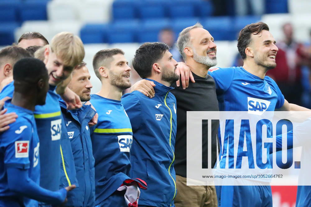 Fussball 1.Bundesliga, TSG 1899 Hoffenheim - VfL Bochum, v.l. Mannschaft TSG Hoffenheim nach dem Spiel, after the match Trainer Pellegrino Matarazzo (TSG 1899 Hoffenheim) Sinsheim