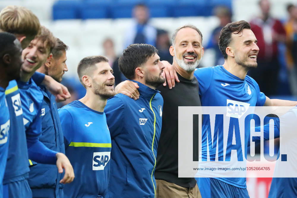 Fussball 1.Bundesliga, TSG 1899 Hoffenheim - VfL Bochum, v.l. Mannschaft TSG Hoffenheim nach dem Spiel, after the match Trainer Pellegrino Matarazzo (TSG 1899 Hoffenheim) Sinsheim