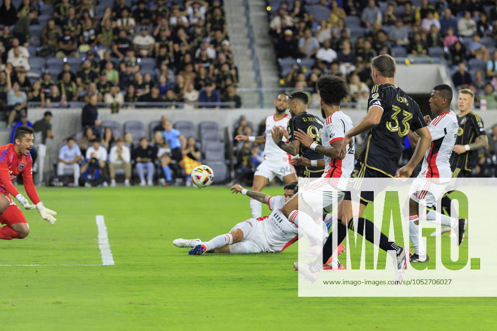 Denis Bouanga 99 of the Los Angeles Football Club takes a shot into gaol during their regular season MLS, Fussball Herren, USA match against the San Jose Earthquakes on Saturday October 19, 2024 at the BMO Stadium in Los Angeles, California. LAFC defeats Earthquakes, 3-1. JAVIER ROJAS PI Los Angeles USA - ZUMAp124 20241019_zaa_p124_052