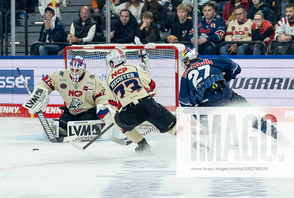 Veit Oswald (EHC Red Bull Muenchen, 27) verpasst gegen Leon Hungerecker (Torwart, Nuernberg Ice Tigers, 72) und Roman Kechter (Nuernberg Ice Tigers, 73). GER, EHC Red Bull Muenchen gegen Nuernberg Ice Tigers, Eishockey, DEL, 11. Spieltag, Saison 2024 2025, 20.10.2024. GER, EHC Red Bull Muenchen gegen Nuernberg Ice Tigers, Eishockey, DEL, 11. Spieltag, Saison 2024 2025, 20.10.2024. Muenchen