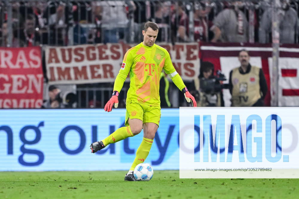 Torwart Manuel Neuer (FC Bayern Muenchen) in Aktion, am Ball, Einzelaktion waehrend des Spiels der 1. Bundesliga zwischen FC Bayern München und VfB Stuttgart, Allianz Arena am 19. October 2024 in München, Deutschland. (Foto von Harry Langer DeFodi Images) +++ Torwart Manuel Neuer (FC Bayern Muenchen) controls the Ball during the Bundesliga match between FC Bayern München and VfB Stuttgart at Allianz Arena on October 19, 2024 in Munich, Germany. (Photo by Harry Langer DeFodi Images) DFL regulations prohibit any use of photographs as image sequences and or quasi-video. not used in POL SRB CRO FRA GBR NED ITA USA Defodi-541_FCBVFB20241019_317