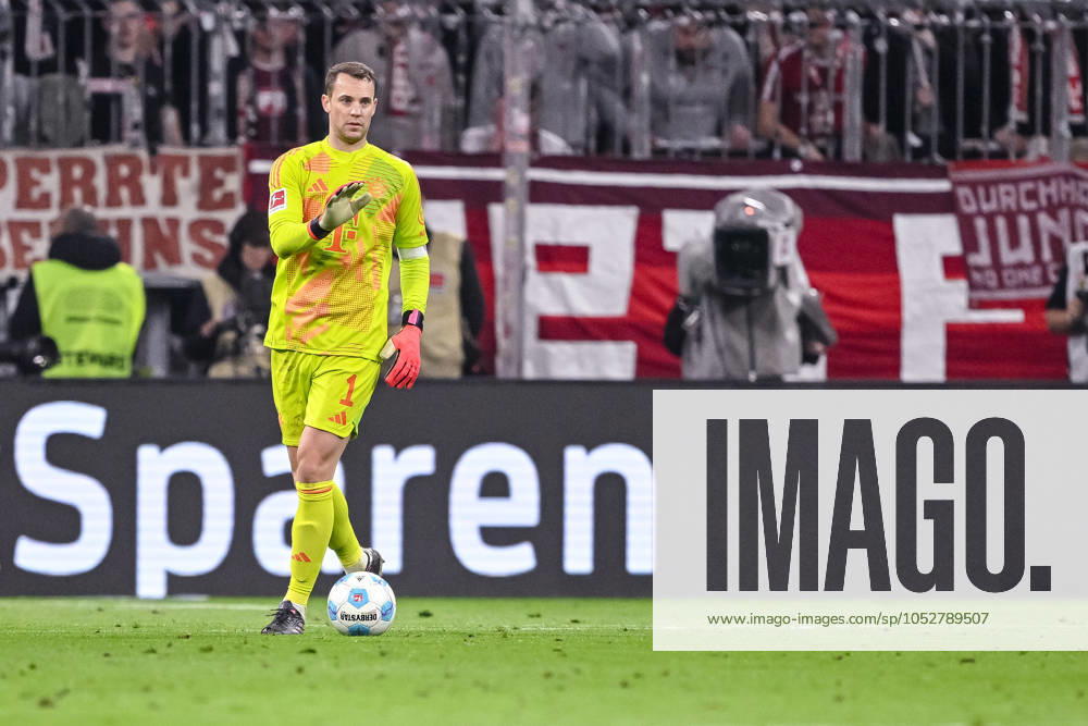 Torwart Manuel Neuer (FC Bayern Muenchen) in Aktion, am Ball, Einzelaktion waehrend des Spiels der 1. Bundesliga zwischen FC Bayern München und VfB Stuttgart, Allianz Arena am 19. October 2024 in München, Deutschland. (Foto von Harry Langer DeFodi Images) +++ Torwart Manuel Neuer (FC Bayern Muenchen) controls the Ball during the Bundesliga match between FC Bayern München and VfB Stuttgart at Allianz Arena on October 19, 2024 in Munich, Germany. (Photo by Harry Langer DeFodi Images) DFL regulations prohibit any use of photographs as image sequences and or quasi-video. not used in POL SRB CRO FRA GBR NED ITA USA Defodi-541_FCBVFB20241019_254