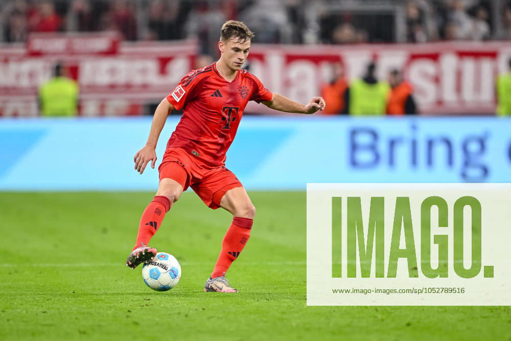 Joshua Kimmich (FC Bayern Muenchen) in Aktion, am Ball, Einzelaktion waehrend des Spiels der 1. Bundesliga zwischen FC Bayern München und VfB Stuttgart, Allianz Arena am 19. October 2024 in München, Deutschland. (Foto von Harry Langer DeFodi Images) +++ Joshua Kimmich (FC Bayern Muenchen) controls the Ball during the Bundesliga match between FC Bayern München and VfB Stuttgart at Allianz Arena on October 19, 2024 in Munich, Germany. (Photo by Harry Langer DeFodi Images) DFL regulations prohibit any use of photographs as image sequences and or quasi-video. not used in POL SRB CRO FRA GBR NED ITA USA Defodi-541_FCBVFB20241019_260