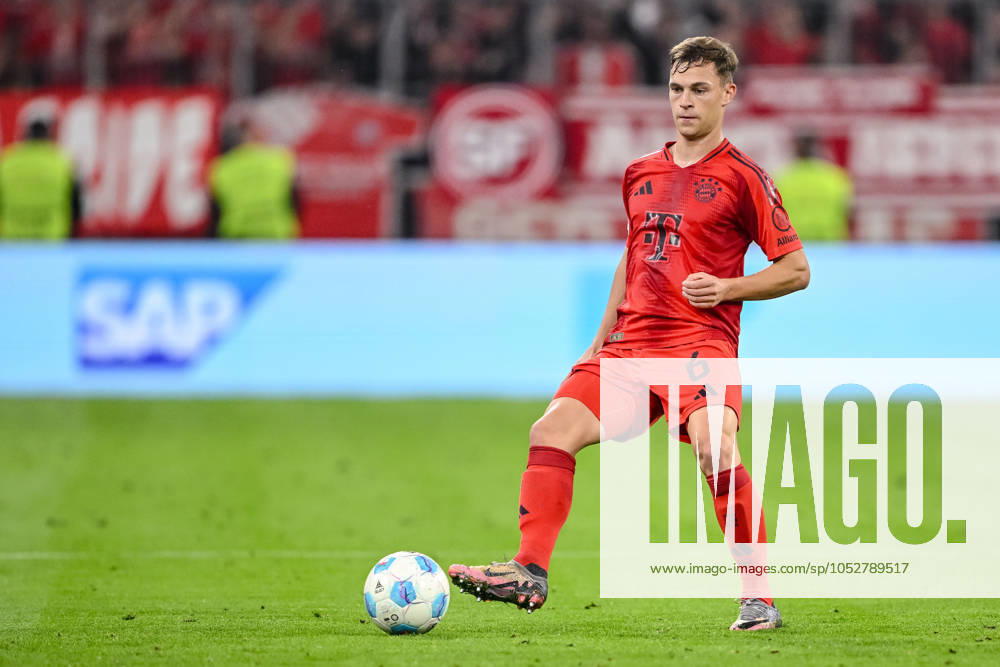 Joshua Kimmich (FC Bayern Muenchen) in Aktion, am Ball, Einzelaktion waehrend des Spiels der 1. Bundesliga zwischen FC Bayern München und VfB Stuttgart, Allianz Arena am 19. October 2024 in München, Deutschland. (Foto von Harry Langer DeFodi Images) +++ Joshua Kimmich (FC Bayern Muenchen) controls the Ball during the Bundesliga match between FC Bayern München and VfB Stuttgart at Allianz Arena on October 19, 2024 in Munich, Germany. (Photo by Harry Langer DeFodi Images) DFL regulations prohibit any use of photographs as image sequences and or quasi-video. not used in POL SRB CRO FRA GBR NED ITA USA Defodi-541_FCBVFB20241019_262
