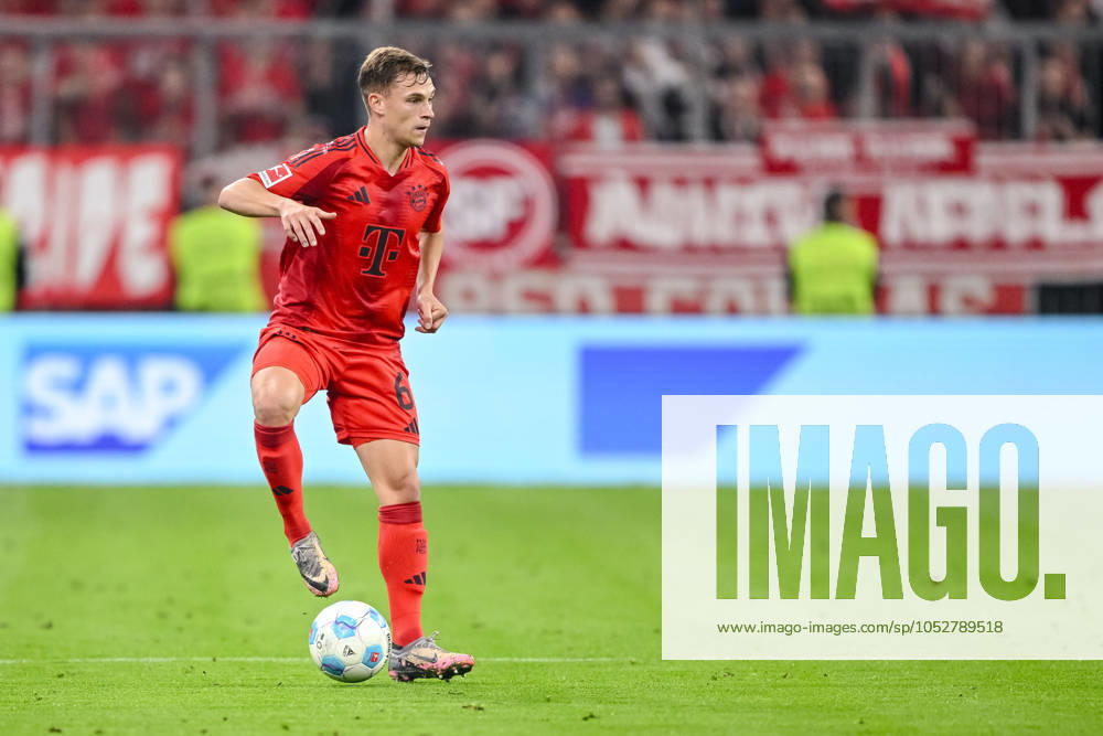 Joshua Kimmich (FC Bayern Muenchen) in Aktion, am Ball, Einzelaktion waehrend des Spiels der 1. Bundesliga zwischen FC Bayern München und VfB Stuttgart, Allianz Arena am 19. October 2024 in München, Deutschland. (Foto von Harry Langer DeFodi Images) +++ Joshua Kimmich (FC Bayern Muenchen) controls the Ball during the Bundesliga match between FC Bayern München and VfB Stuttgart at Allianz Arena on October 19, 2024 in Munich, Germany. (Photo by Harry Langer DeFodi Images) DFL regulations prohibit any use of photographs as image sequences and or quasi-video. not used in POL SRB CRO FRA GBR NED ITA USA Defodi-541_FCBVFB20241019_263