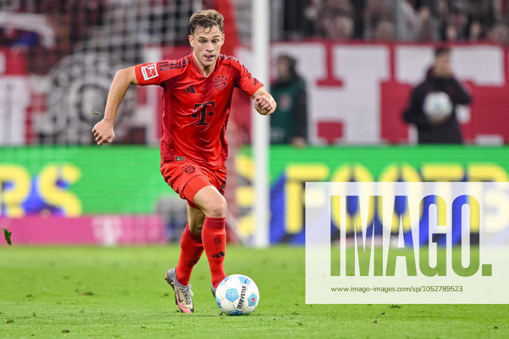 Joshua Kimmich (FC Bayern Muenchen) in Aktion, am Ball, Einzelaktion waehrend des Spiels der 1. Bundesliga zwischen FC Bayern München und VfB Stuttgart, Allianz Arena am 19. October 2024 in München, Deutschland. (Foto von Harry Langer DeFodi Images) +++ Joshua Kimmich (FC Bayern Muenchen) controls the Ball during the Bundesliga match between FC Bayern München and VfB Stuttgart at Allianz Arena on October 19, 2024 in Munich, Germany. (Photo by Harry Langer DeFodi Images) DFL regulations prohibit any use of photographs as image sequences and or quasi-video. not used in POL SRB CRO FRA GBR NED ITA USA Defodi-541_FCBVFB20241019_271