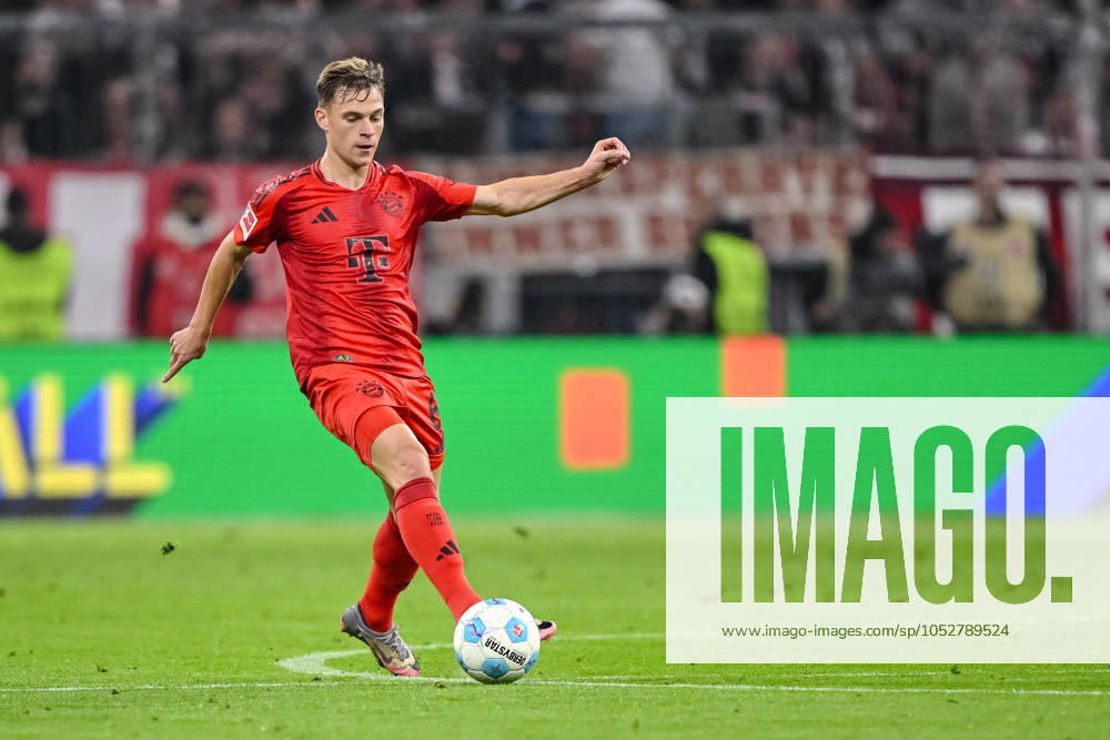 Joshua Kimmich (FC Bayern Muenchen) in Aktion, am Ball, Einzelaktion waehrend des Spiels der 1. Bundesliga zwischen FC Bayern München und VfB Stuttgart, Allianz Arena am 19. October 2024 in München, Deutschland. (Foto von Harry Langer DeFodi Images) +++ Joshua Kimmich (FC Bayern Muenchen) controls the Ball during the Bundesliga match between FC Bayern München and VfB Stuttgart at Allianz Arena on October 19, 2024 in Munich, Germany. (Photo by Harry Langer DeFodi Images) DFL regulations prohibit any use of photographs as image sequences and or quasi-video. not used in POL SRB CRO FRA GBR NED ITA USA Defodi-541_FCBVFB20241019_272