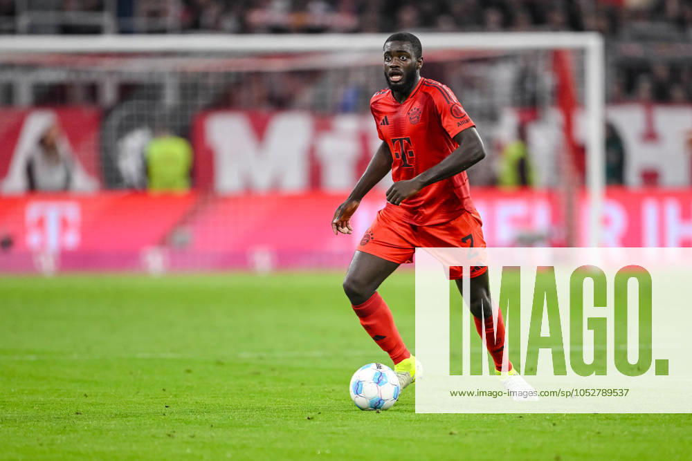 Dayot Upamecano (FC Bayern Muenchen) in Aktion, am Ball, Einzelaktion waehrend des Spiels der 1. Bundesliga zwischen FC Bayern München und VfB Stuttgart, Allianz Arena am 19. October 2024 in München, Deutschland. (Foto von Harry Langer DeFodi Images) +++ Dayot Upamecano (FC Bayern Muenchen) controls the Ball during the Bundesliga match between FC Bayern München and VfB Stuttgart at Allianz Arena on October 19, 2024 in Munich, Germany. (Photo by Harry Langer DeFodi Images) DFL regulations prohibit any use of photographs as image sequences and or quasi-video. not used in POL SRB CRO FRA GBR NED ITA USA Defodi-541_FCBVFB20241019_244