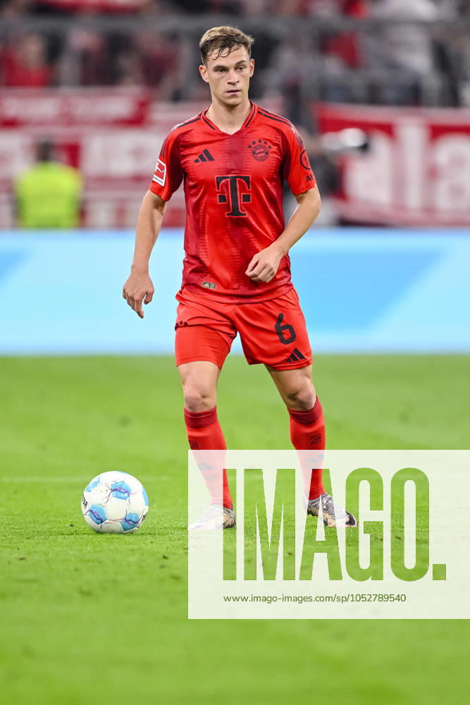 Joshua Kimmich (FC Bayern Muenchen) in Aktion, am Ball, Einzelaktion waehrend des Spiels der 1. Bundesliga zwischen FC Bayern München und VfB Stuttgart, Allianz Arena am 19. October 2024 in München, Deutschland. (Foto von Harry Langer DeFodi Images) +++ Joshua Kimmich (FC Bayern Muenchen) controls the Ball during the Bundesliga match between FC Bayern München and VfB Stuttgart at Allianz Arena on October 19, 2024 in Munich, Germany. (Photo by Harry Langer DeFodi Images) DFL regulations prohibit any use of photographs as image sequences and or quasi-video. not used in POL SRB CRO FRA GBR NED ITA USA Defodi-541_FCBVFB20241019_261