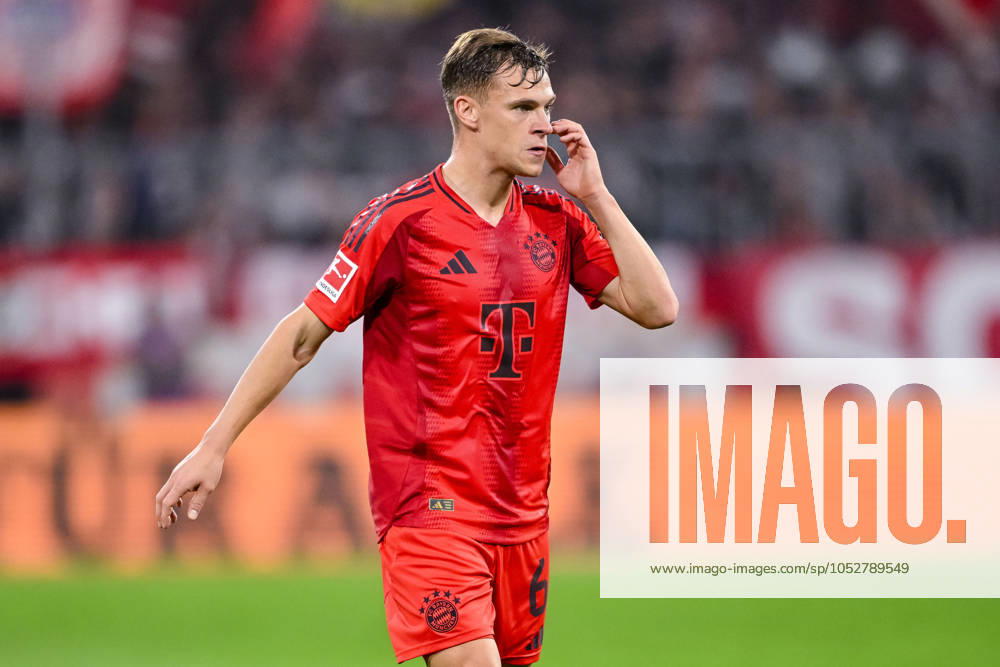 Joshua Kimmich (FC Bayern Muenchen) gestikuliert, gestik waehrend des Spiels der 1. Bundesliga zwischen FC Bayern München und VfB Stuttgart, Allianz Arena am 19. October 2024 in München, Deutschland. (Foto von Harry Langer DeFodi Images) +++ Joshua Kimmich (FC Bayern Muenchen) gestures during the Bundesliga match between FC Bayern München and VfB Stuttgart at Allianz Arena on October 19, 2024 in Munich, Germany. (Photo by Harry Langer DeFodi Images) DFL regulations prohibit any use of photographs as image sequences and or quasi-video. not used in POL SRB CRO FRA GBR NED ITA USA Defodi-541_FCBVFB20241019_339