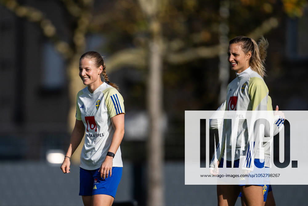 Anna Anvegard and Nathalie Björn of the Swedish women s national football team during a training session on October 22, 2024 in Luxembourg. Photo: Mathias Bergeld BILDBYRAN kod MB MB0985 fotboll football soccer fotball em-kval kval uefa womens EURO Qualifier, EM, Europameisterschaft qualifier träning practice training sverige sweden dam bbeng