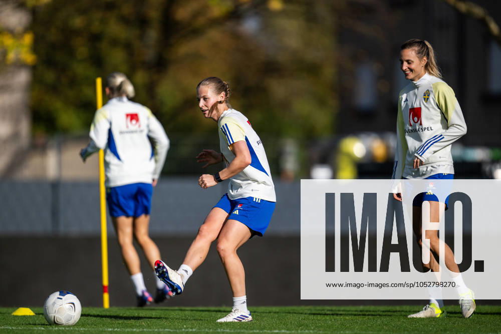Anna Anvegard and Nathalie Björn of the Swedish women s national football team during a training session on October 22, 2024 in Luxembourg. Photo: Mathias Bergeld BILDBYRAN kod MB MB0985 fotboll football soccer fotball em-kval kval uefa womens EURO Qualifier, EM, Europameisterschaft qualifier träning practice training sverige sweden dam bbeng