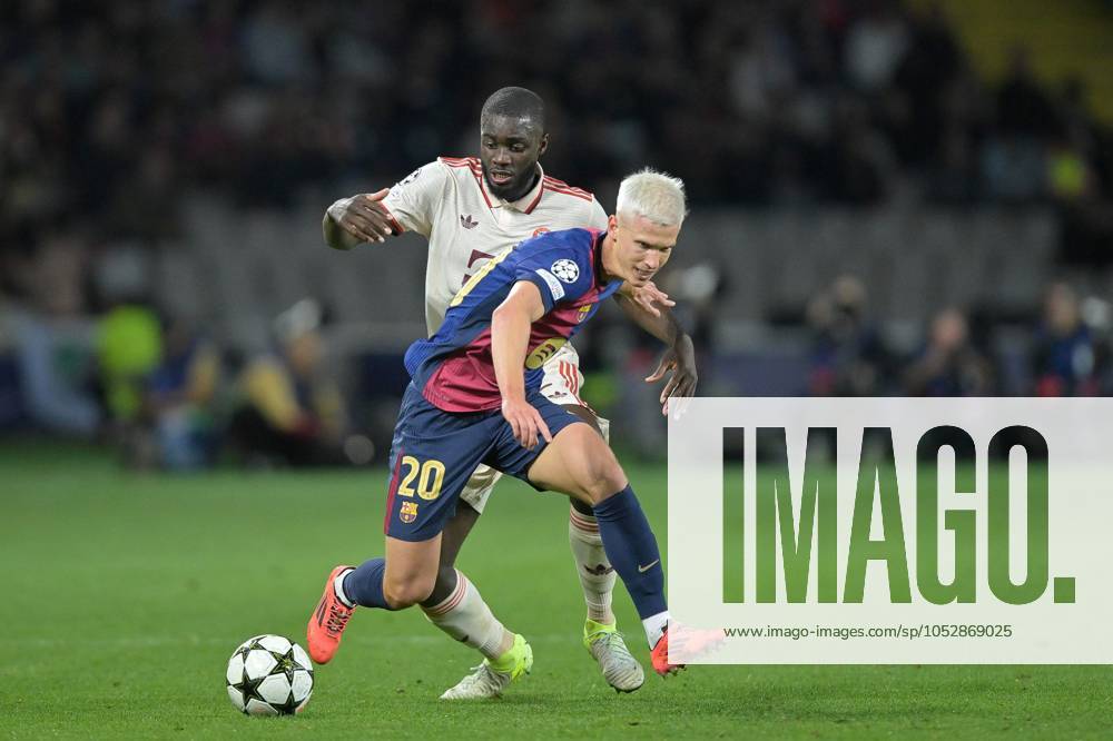 Im Zweikampf, Aktion, mit Dayot Upamecano 2 (FC Bayern Muenchen), Dani Olmo 20 FC Barcelona, Barca , FC Barcelona vs. FC Bayern Muenchen, Champions League, Fussball, 3. Spieltag, 23.10.2024 Barcelona Katalonien Spanien