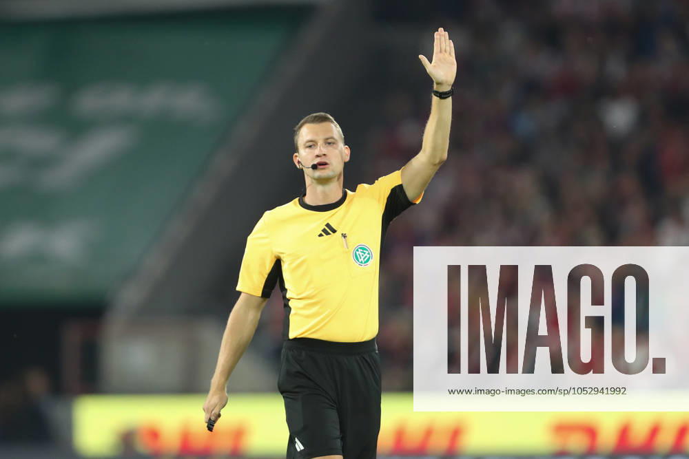 Schiedsrichter Florian Lechner gestikuliert, Gestik waehrend des Spiels der 2. Bundesliga zwischen 1. FC Köln und SC Paderborn 07, RheinEnergieStadion am 25. October 2024 in Köln, Deutschland. (Foto von Oliver Kaelke DeFodi Images) +++ Schiedsrichter Florian Lechner gestures during the 2. Bundesliga match between 1. FC Koeln and SC Paderborn 07 at RheinEnergieStadion on October 25, 2024 in Cologne, Germany. (Photo by Oliver Kaelke DeFodi Images) DFL regulations prohibit any use of photographs as image sequences and or quasi-video. not used in POL SRB CRO FRA GBR NED ITA USA Defodi-678_2024_10_25_OK_FCKSCP_0403