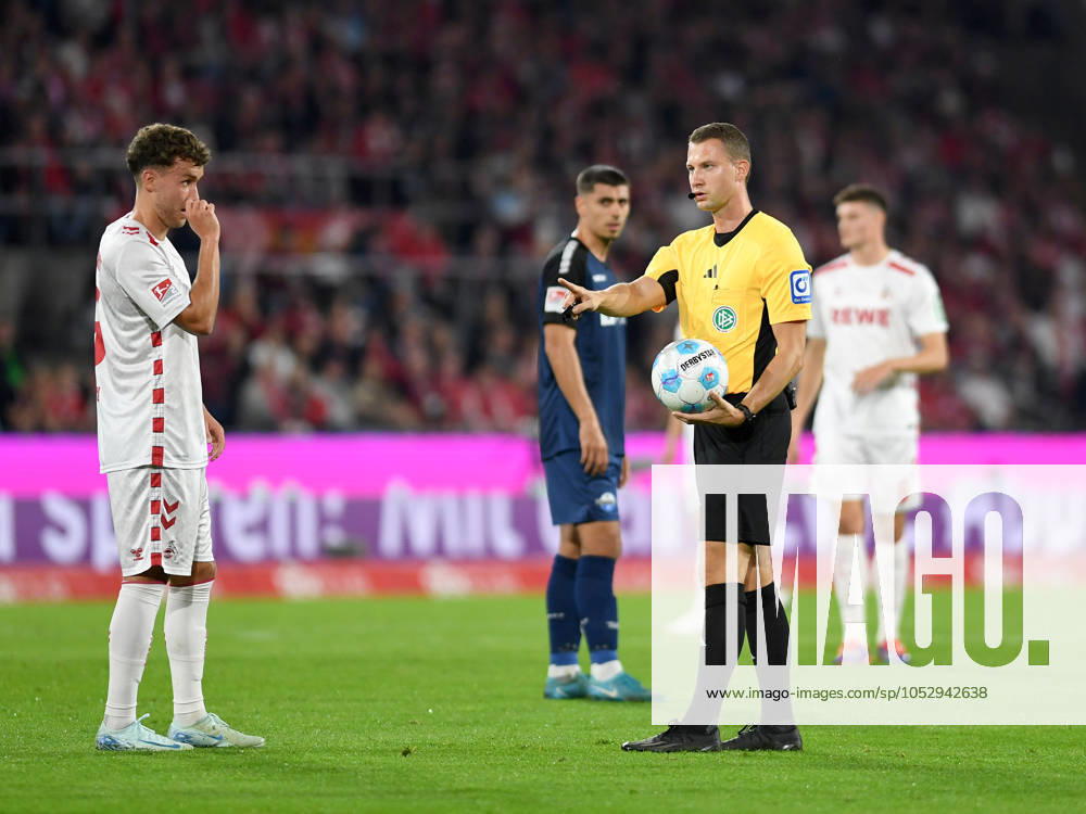 Schiedsrichter Florian Lechner gestikuliert, gestik waehrend des Spiels der 2. Bundesliga zwischen dem 1. FC Köln und SC Paderborn 07 im RheinEnergieStadion am 25. October 2024 in Köln, Deutschland. (Foto von Ralf Treese DeFodi Images) +++ Schiedsrichter Florian Lechner gestures during the 2. Bundesliga match between 1. FC Köln and SC Paderborn 07 at RheinEnergieStadion on October 25, 2024 in Cologne, Germany. (Photo by Ralf Treese DeFodi Images) DFB DFL REGULATIONS PROHIBIT ANY USE OF PHOTOGRAPHS AS IMAGE SEQUENCES AND OR QUASI-VIDEO. not used in POL SRB CRO FRA GBR NED ITA USA Defodi-521_KOEPAD20241025_061