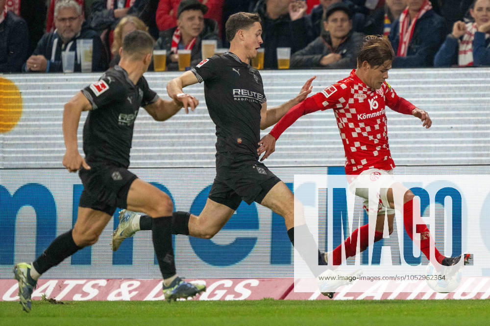 Philipp Sander (Borussia Mönchengladbach) Kaishu Sano (Mainz 05) im Kampf um den Ball waehrend des Spiels der 1. Bundesliga zwischen 1. FSV Mainz 05 und Borussia Mönchengladbach, Mewa Arena am 25. October 2024 in Mainz, Deutschland. (Foto von Wolfgang Denkinger DeFodi Images) +++ Philipp Sander (Borussia Mönchengladbach) Kaishu Sano (Mainz 05) battle for the ball during the Bundesliga match between 1. FSV Mainz 05 and Borussia Mönchengladbach at Mewa Arena on October 25, 2024 in Mainz, Germany. (Photo by Wolfgang Denkinger DeFodi Images) not used in POL SRB CRO FRA GBR NED ITA USA Defodi-747_747_20241025_MA05BMG_000000112