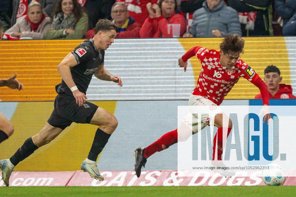 Philipp Sander (Borussia Mönchengladbach) Kaishu Sano (Mainz 05) im Kampf um den Ball waehrend des Spiels der 1. Bundesliga zwischen 1. FSV Mainz 05 und Borussia Mönchengladbach, Mewa Arena am 25. October 2024 in Mainz, Deutschland. (Foto von Wolfgang Denkinger DeFodi Images) +++ Philipp Sander (Borussia Mönchengladbach) Kaishu Sano (Mainz 05) battle for the ball during the Bundesliga match between 1. FSV Mainz 05 and Borussia Mönchengladbach at Mewa Arena on October 25, 2024 in Mainz, Germany. (Photo by Wolfgang Denkinger DeFodi Images) not used in POL SRB CRO FRA GBR NED ITA USA Defodi-747_747_20241025_MA05BMG_000000114