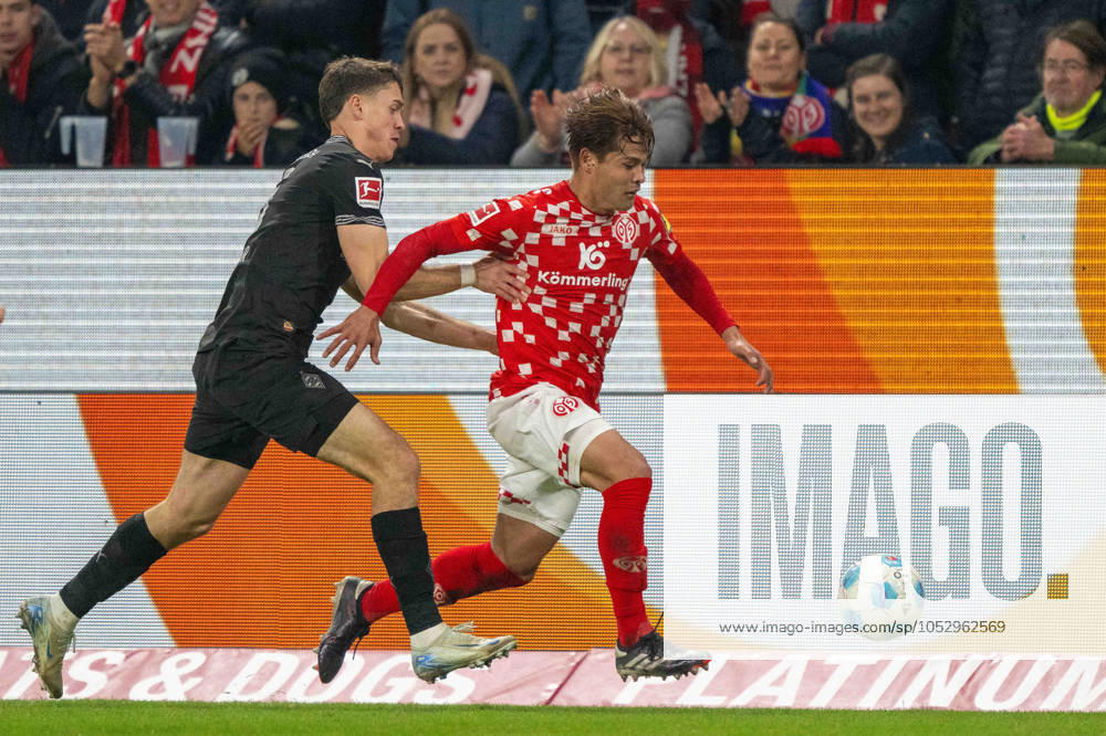 Philipp Sander (Borussia Mönchengladbach) Kaishu Sano (Mainz 05) im Kampf um den Ball waehrend des Spiels der 1. Bundesliga zwischen 1. FSV Mainz 05 und Borussia Mönchengladbach, Mewa Arena am 25. October 2024 in Mainz, Deutschland. (Foto von Wolfgang Denkinger DeFodi Images) +++ Philipp Sander (Borussia Mönchengladbach) Kaishu Sano (Mainz 05) battle for the ball during the Bundesliga match between 1. FSV Mainz 05 and Borussia Mönchengladbach at Mewa Arena on October 25, 2024 in Mainz, Germany. (Photo by Wolfgang Denkinger DeFodi Images) not used in POL SRB CRO FRA GBR NED ITA USA Defodi-747_747_20241025_MA05BMG_000000113